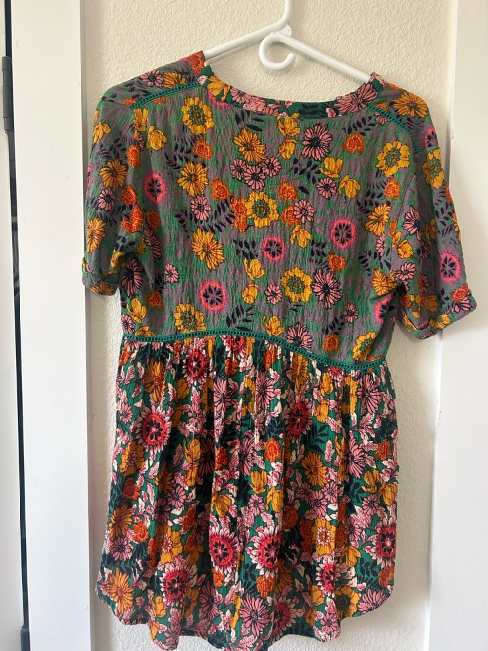 Anthropologie Akemi + Kin Green Floral Print Top! - Picture 9 of 10